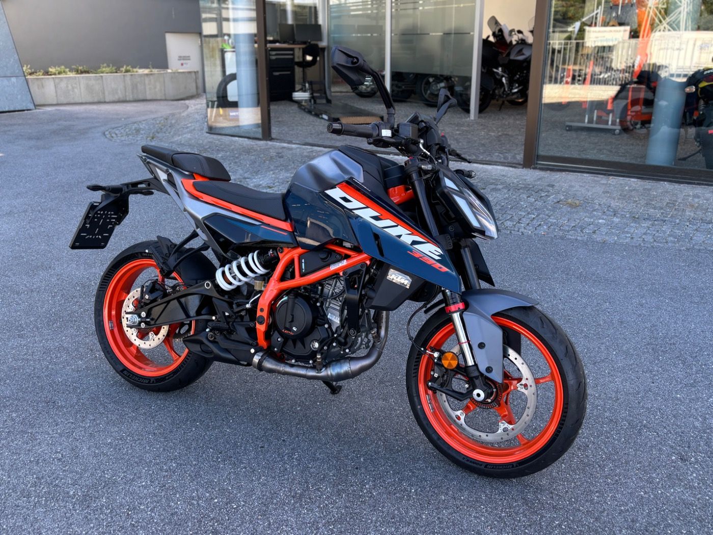 Fahrzeugabbildung KTM 390 Duke Modell 2025 beide Farben lagernd