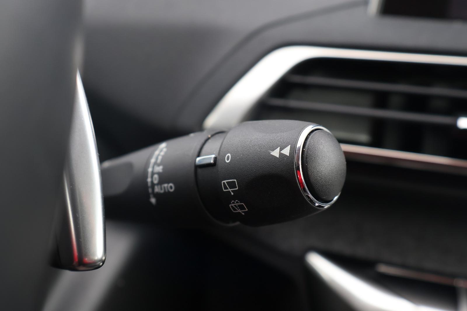 Peugeot 3008 1.2 12V Behindertenumbau Navi 360° Panorama