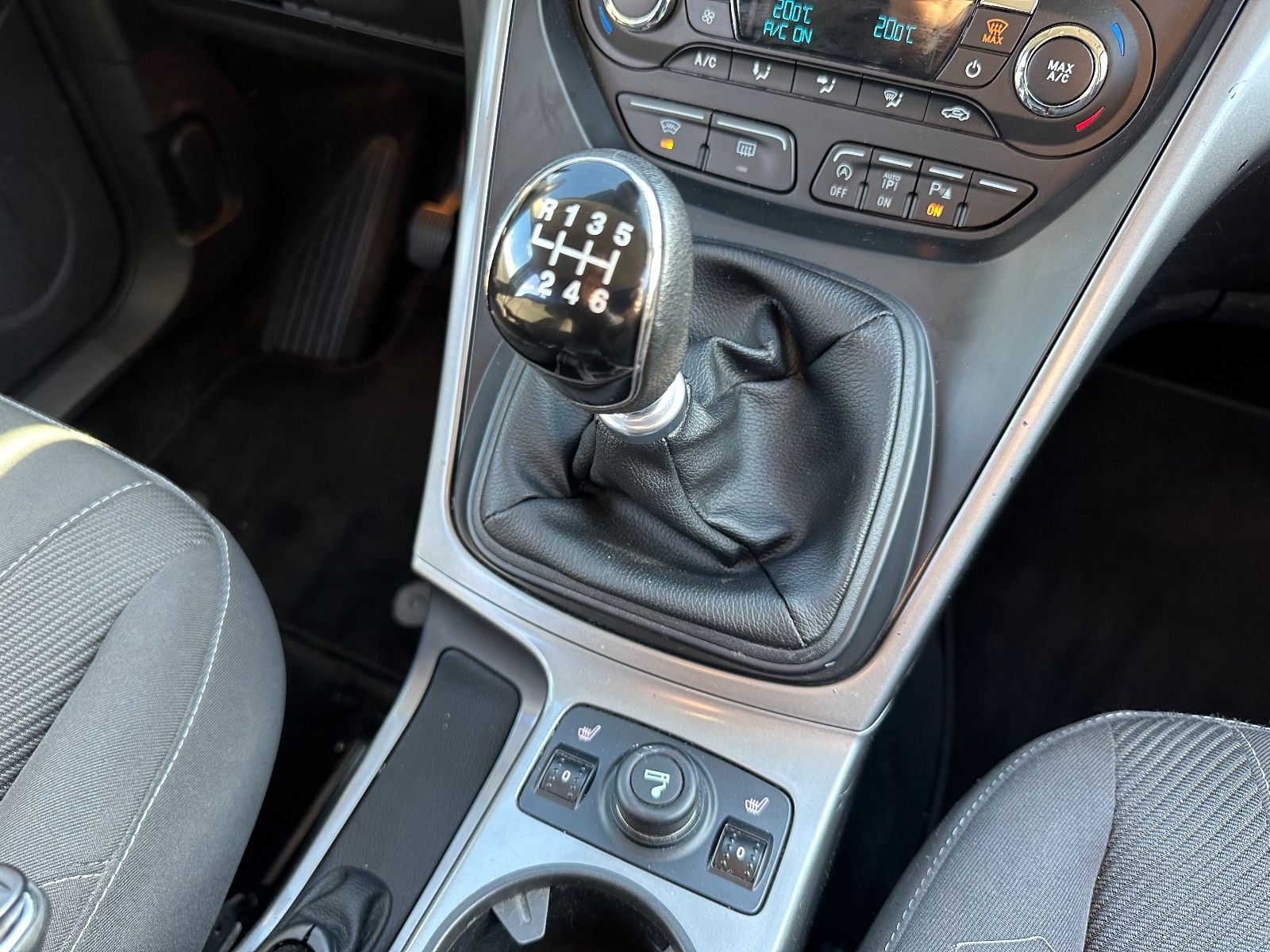 Fahrzeugabbildung Ford Kuga 1.5 EB Sync Edit AHK/Navi/SHZG/GRA/Parkpil.