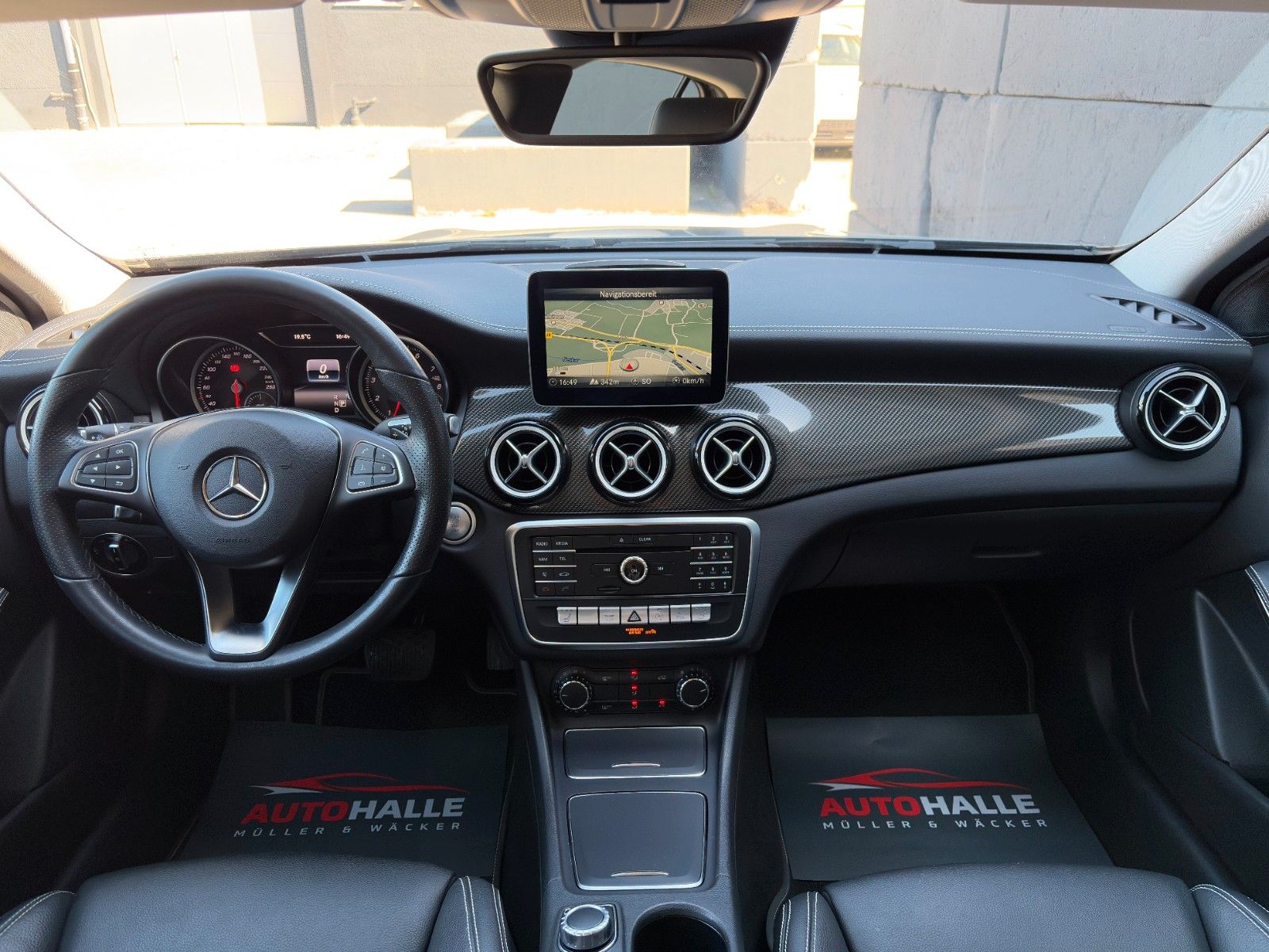 Fahrzeugabbildung Mercedes-Benz GLA 180 Urban Edition SHZ TEMP CAM NAVI BT LED