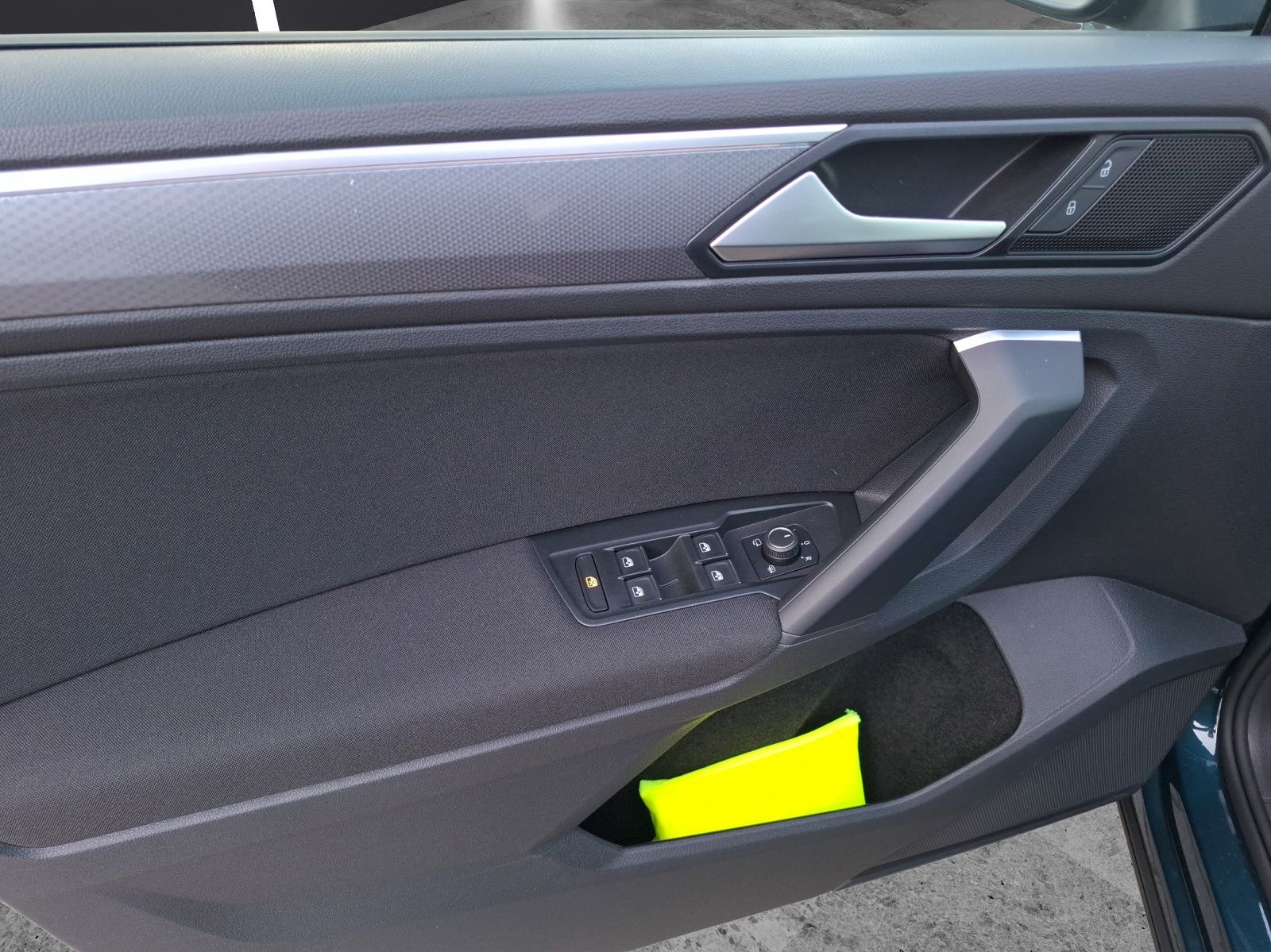 Fahrzeugabbildung Volkswagen Tiguan TSI Active DSG LED Navi ACC RFK SH 18"