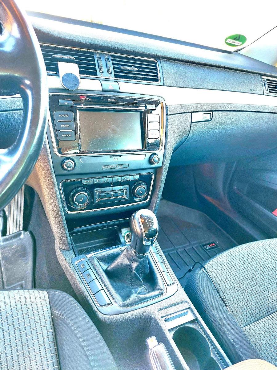 Skoda Superb 2011 — photo 15
