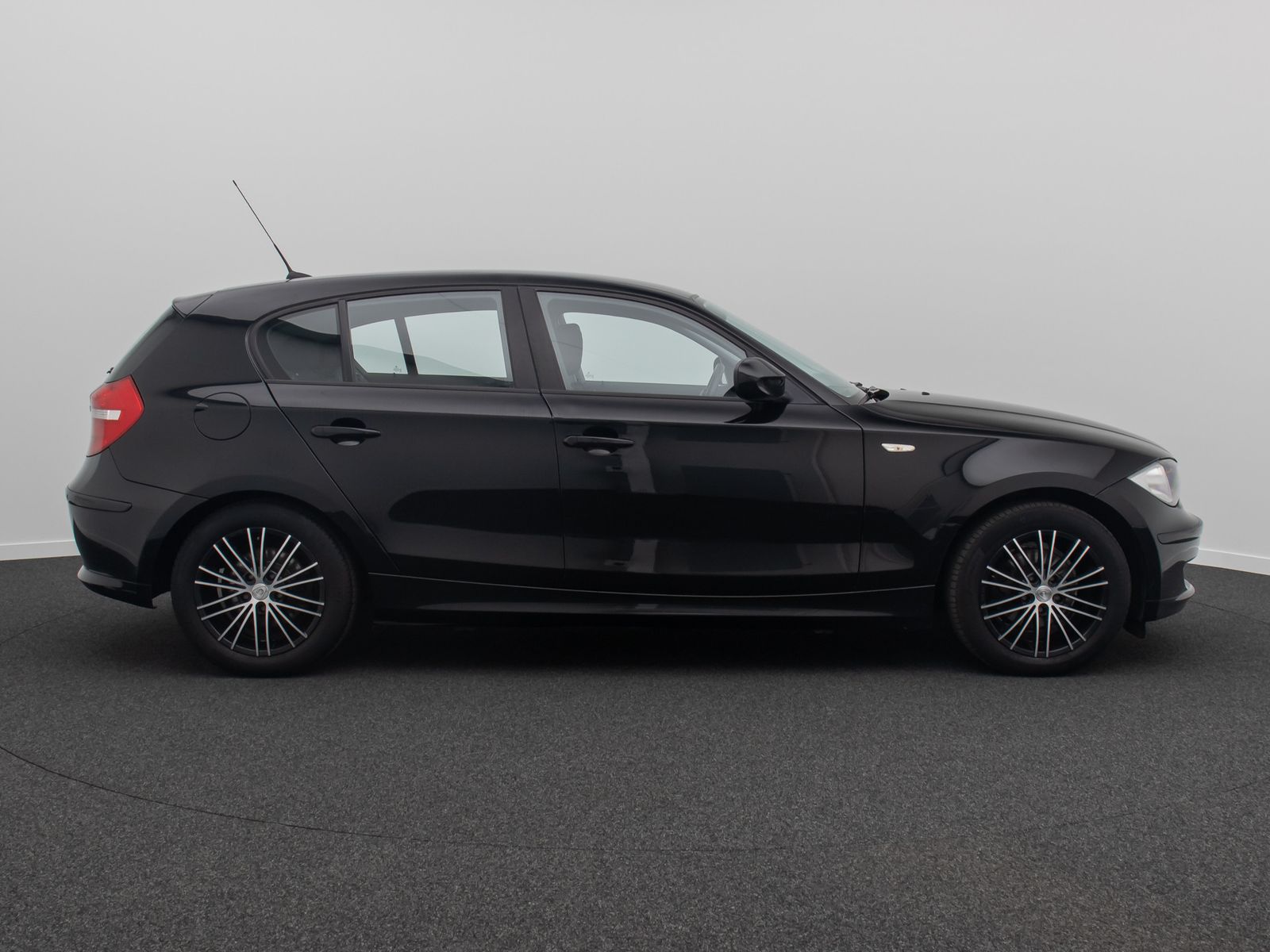 Fahrzeugabbildung BMW 116i PDC AHK Klimaanlage Alarm Start-StopAut LM