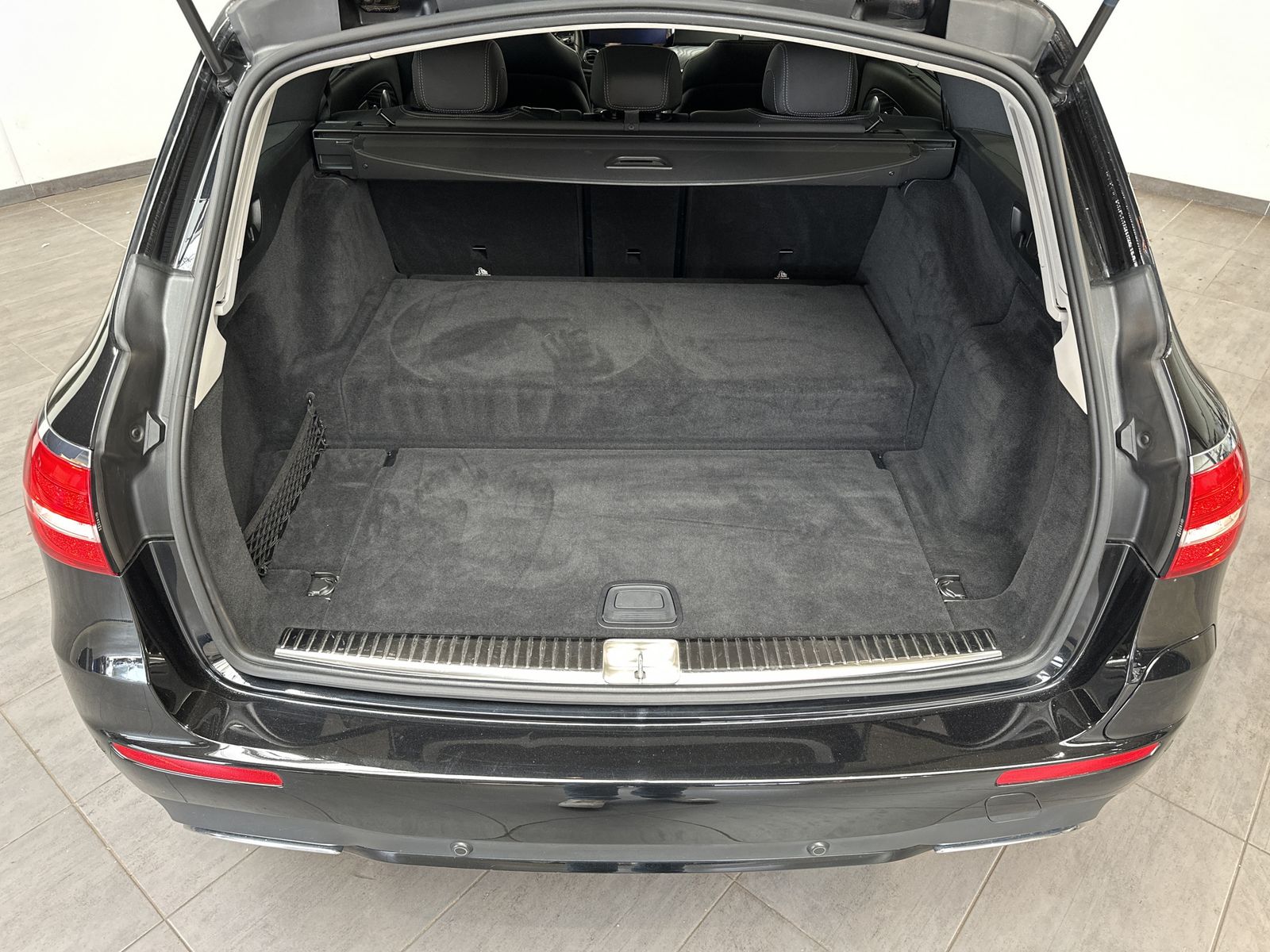 Fahrzeugabbildung Mercedes-Benz E 300de T AMG-Line NAV+LED+AHK+KAMERA+HEAD-UP+PP
