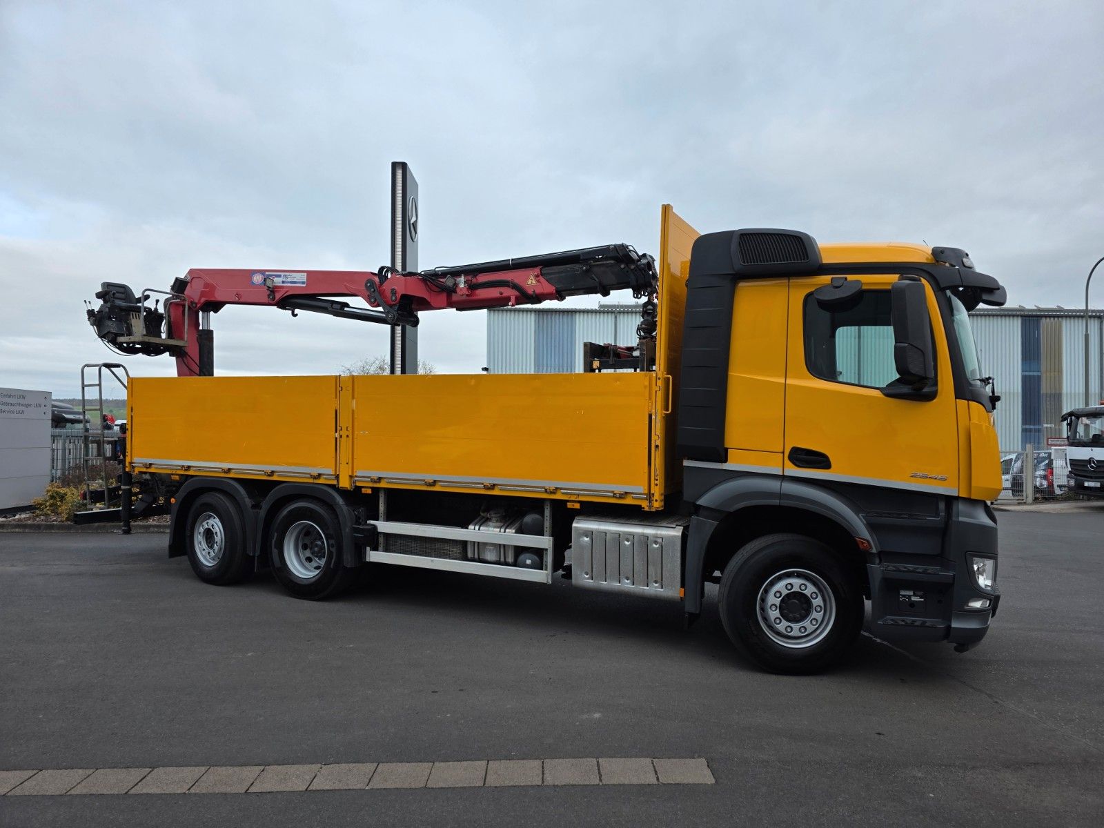 Fahrzeugabbildung Mercedes-Benz Arocs 2545 L 6x2 HMF 2110L Zange Retarder