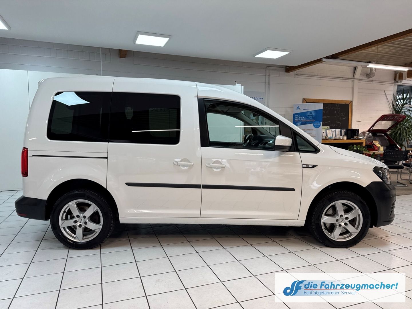Fahrzeugabbildung Volkswagen Caddy Trendline BMT Navi SHZ Notbremsass. Temp P