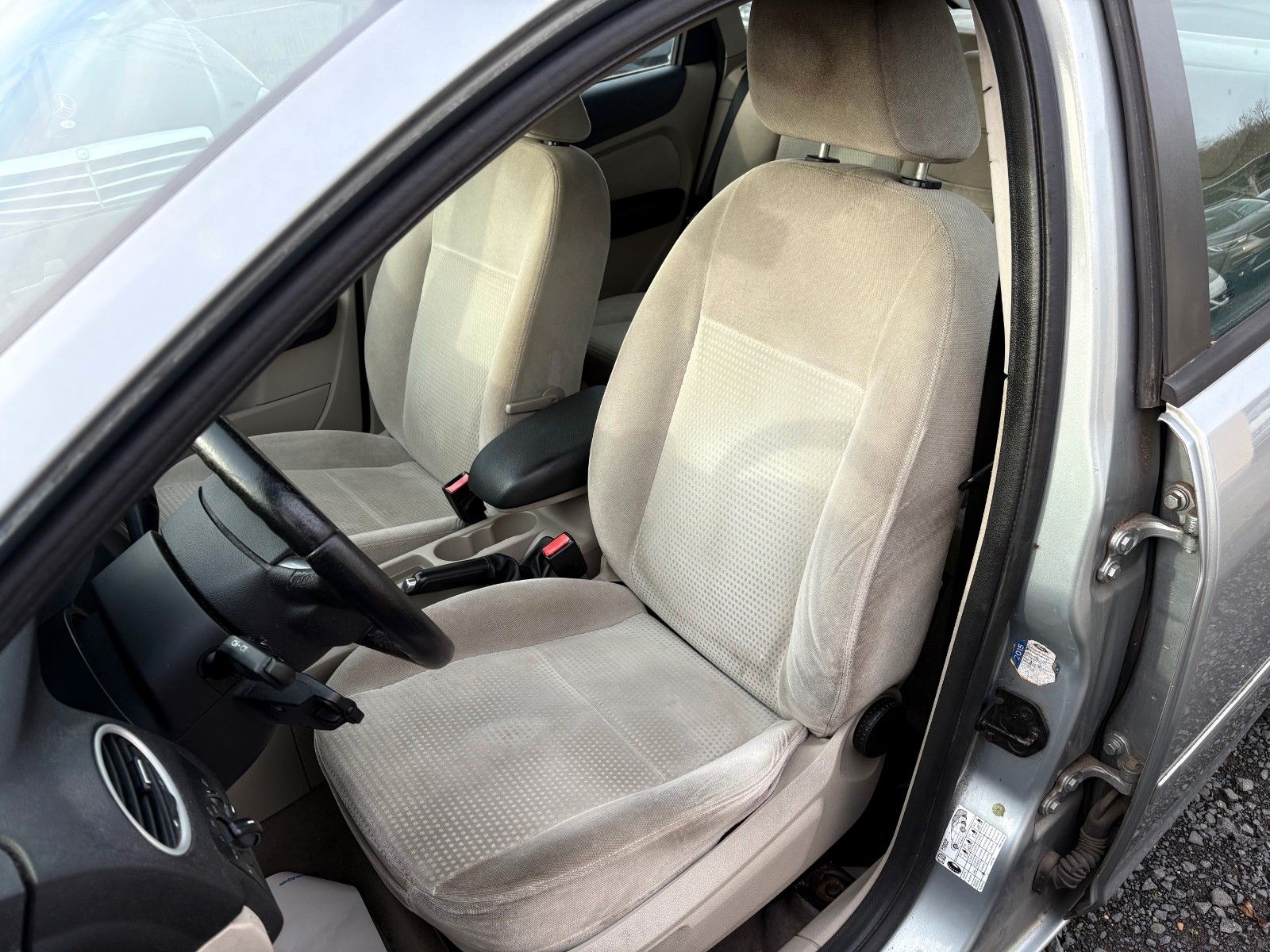 Fahrzeugabbildung Ford Focus 1.6 Lim. Ghia Klimaauto Glasdach SHZ PDC