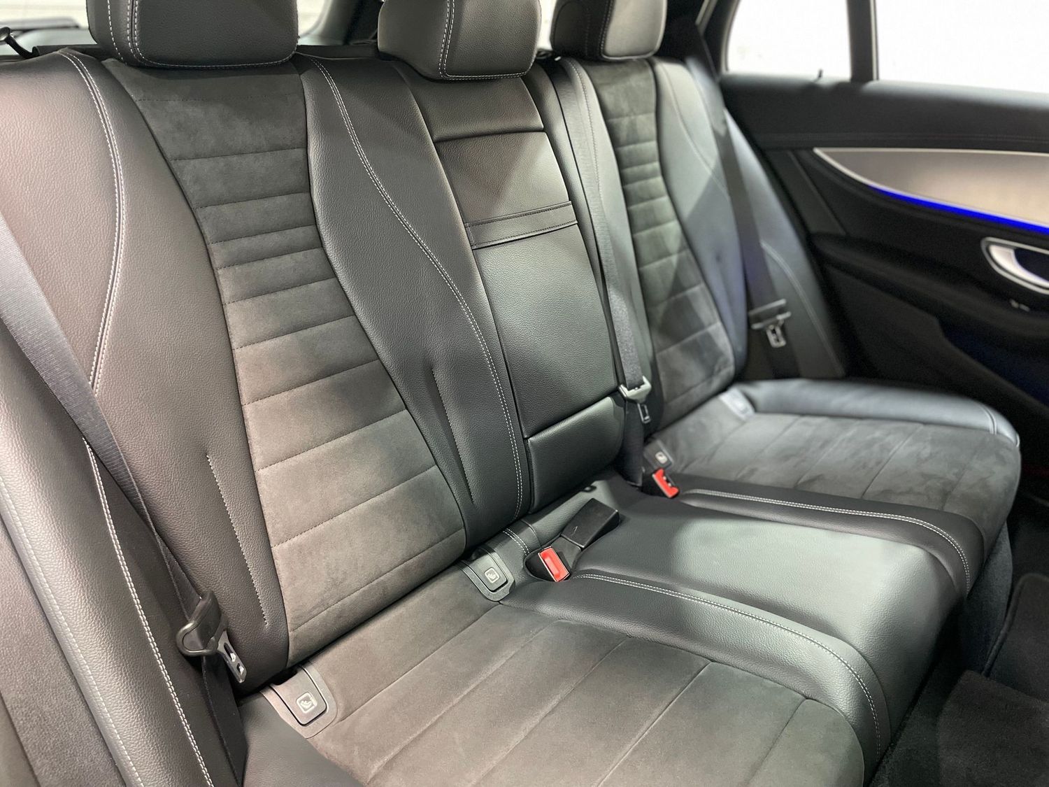 Fahrzeugabbildung Mercedes-Benz E 300 d AMG#Memory#Luft#360°#Alcantara#LED#ACC#S