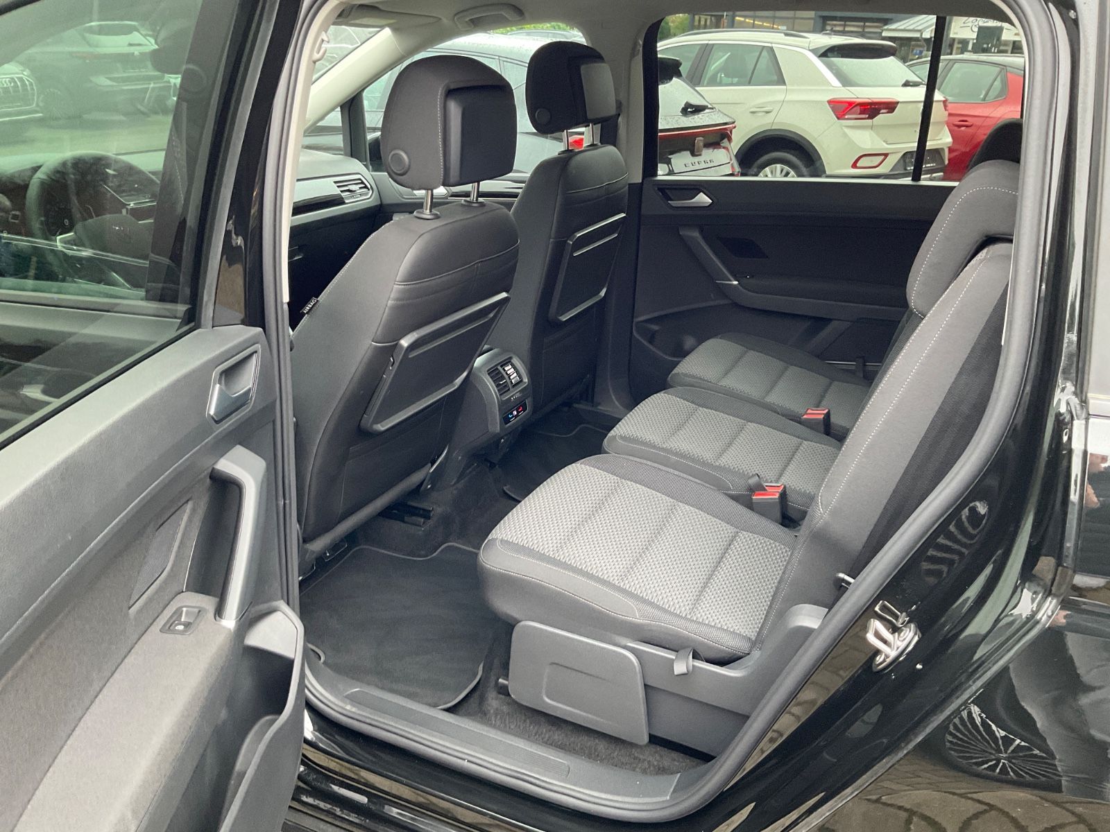 Fahrzeugabbildung Volkswagen Touran 1.5 TSI DSG,R Line,Navi,Kamera,LED,ACC