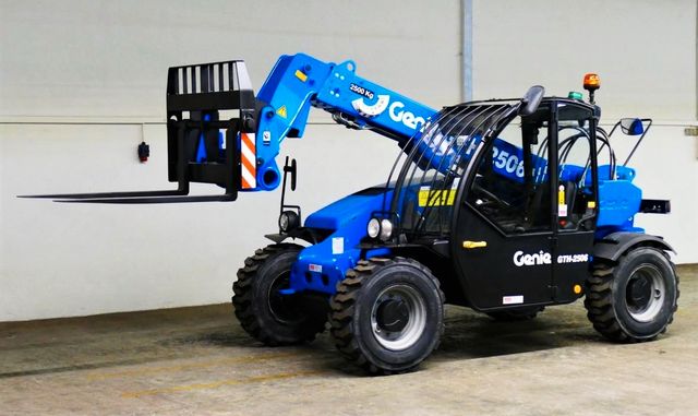 Terex GENIE GTH 2506 II 4x4x4 6m/2.5t MT 625 VORFÜHR.