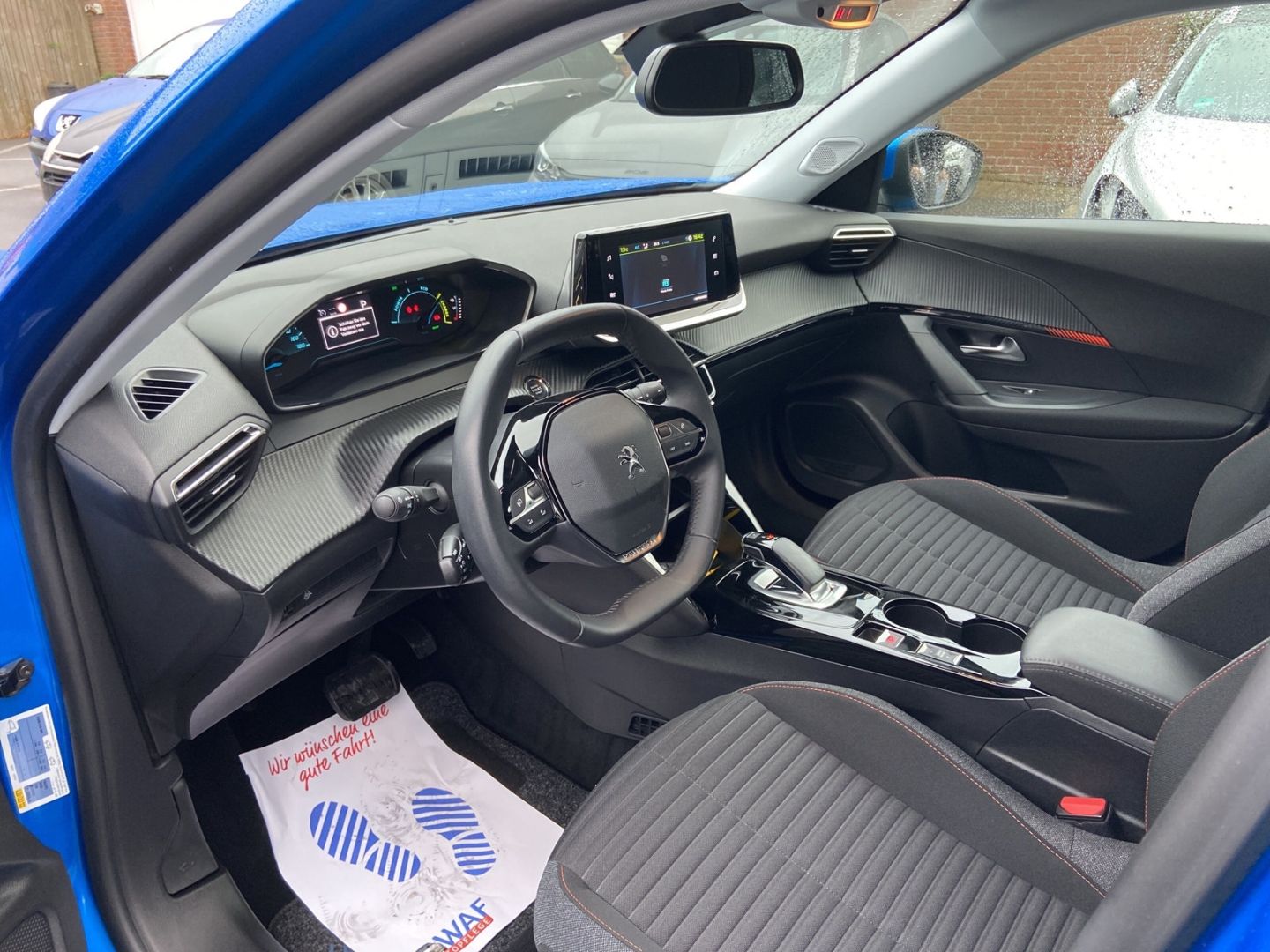 Fahrzeugabbildung Peugeot 2008 Elektromotor e- Active Pack 136 LED Apple C
