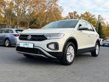 Volkswagen T-Roc Life /// 0% FINANZIERUNG /// - Volkswagen T-Roc mit Benzin-Antrieb: Grau, Geländewagen