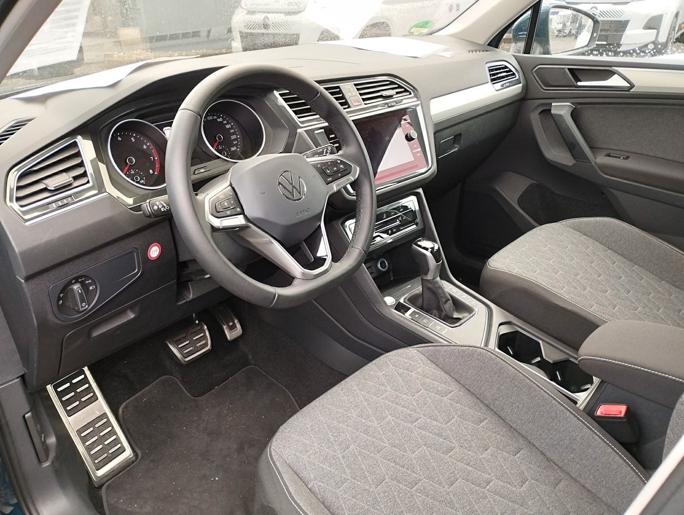 Fahrzeugabbildung Volkswagen Tiguan 1.5 MOVE NEU53T DSG AHK Matrix Kamera LHZ