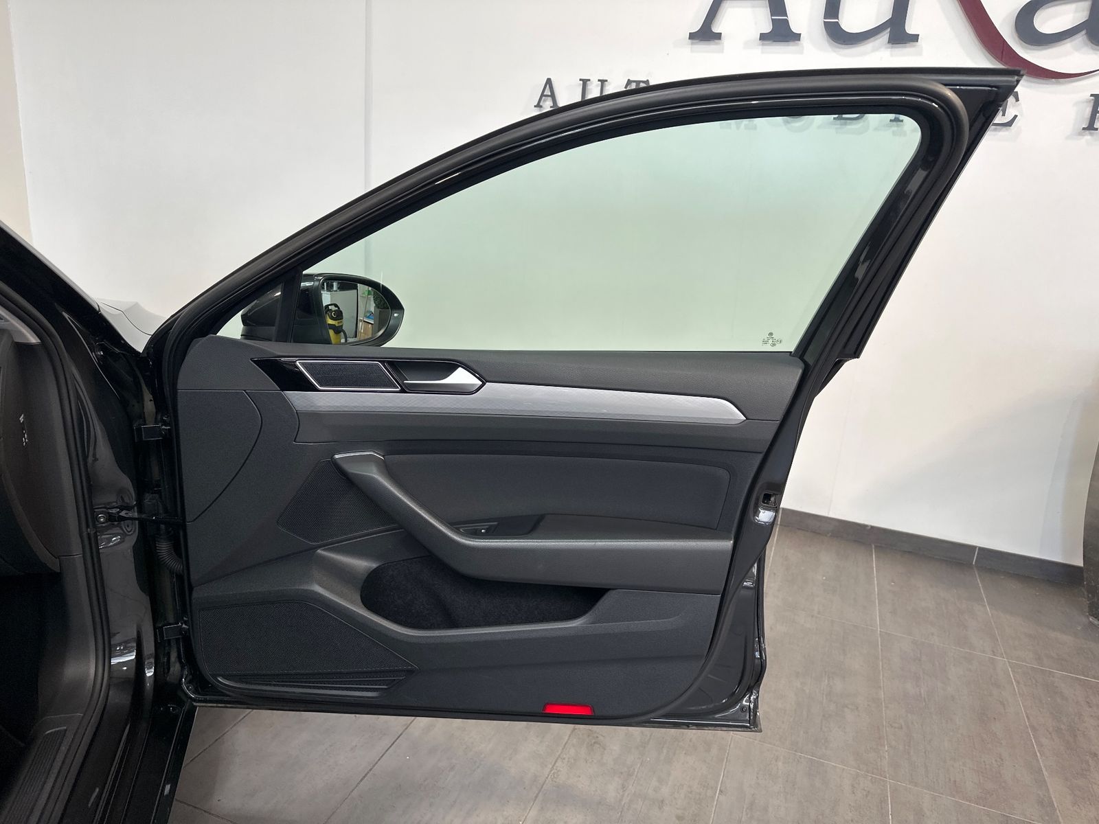 Fahrzeugabbildung Volkswagen Passat Variant 2.0 TDI DSG Business NAV+IQ-LIGHT
