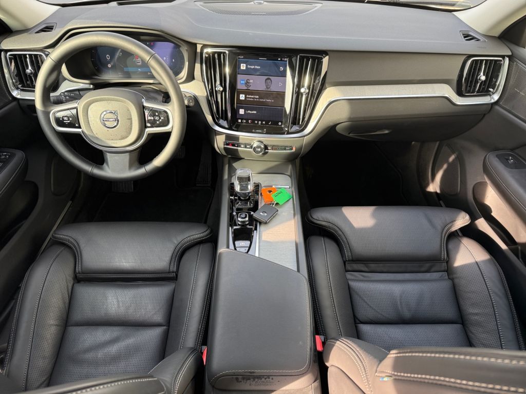 VOLVO V60 B4 B DKG Plus Dark 360° HUD AHK semi elektr. VOLVO V60 B4 B DKG Plus Dark 360° HUD AHK semi elektr.