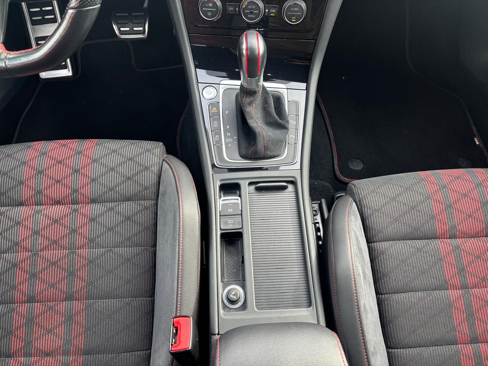 Fahrzeugabbildung Volkswagen Golf GTI TCR AKRAPOVIC-DYNAUDIO-ACC-RFK-DCC-ALC.
