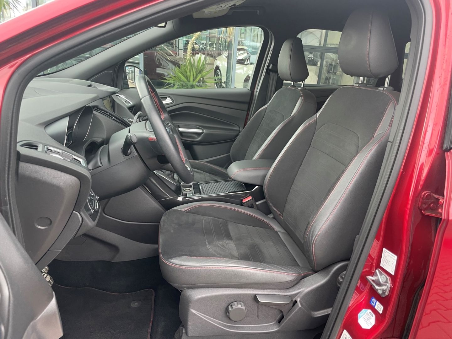 Fahrzeugabbildung Ford Kuga ST-Line elek Heckkl SHZ vo Lenkradhzg