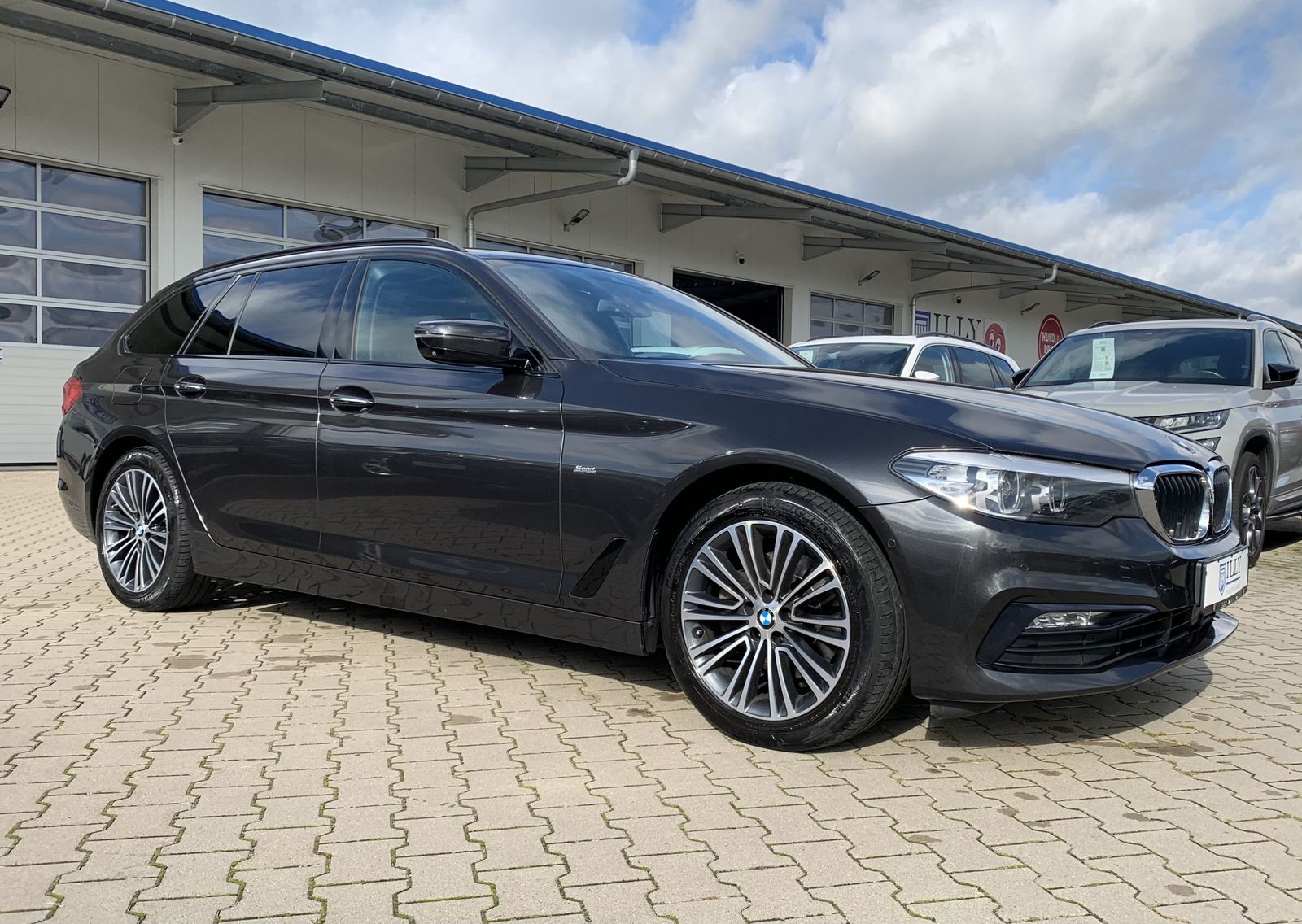 Fahrzeugabbildung BMW 520 d Sport Line*AHK*Digital*360°Cam*Shadowline*