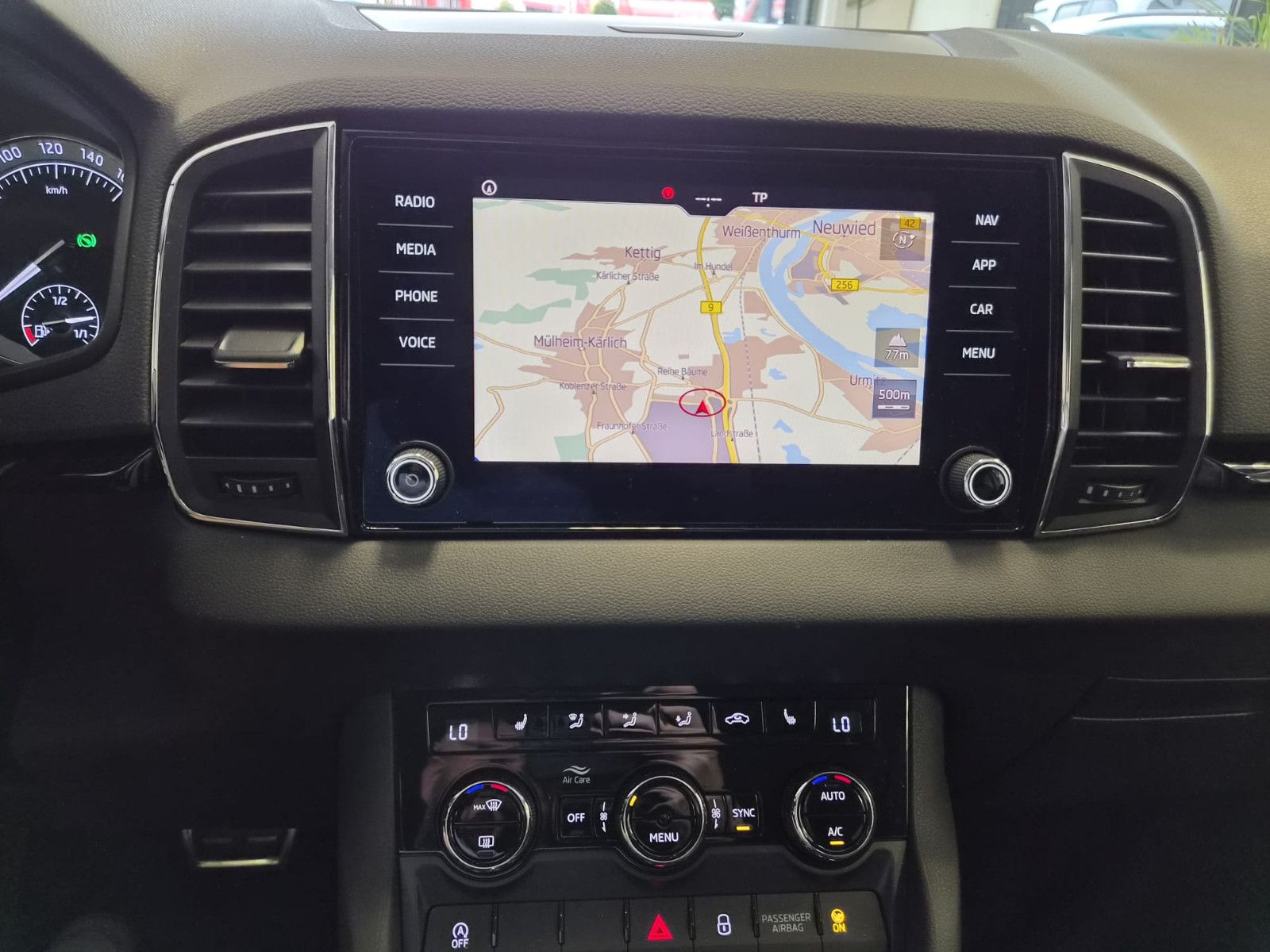 Fahrzeugabbildung SKODA Karoq Style /  1. Hand / Garantie