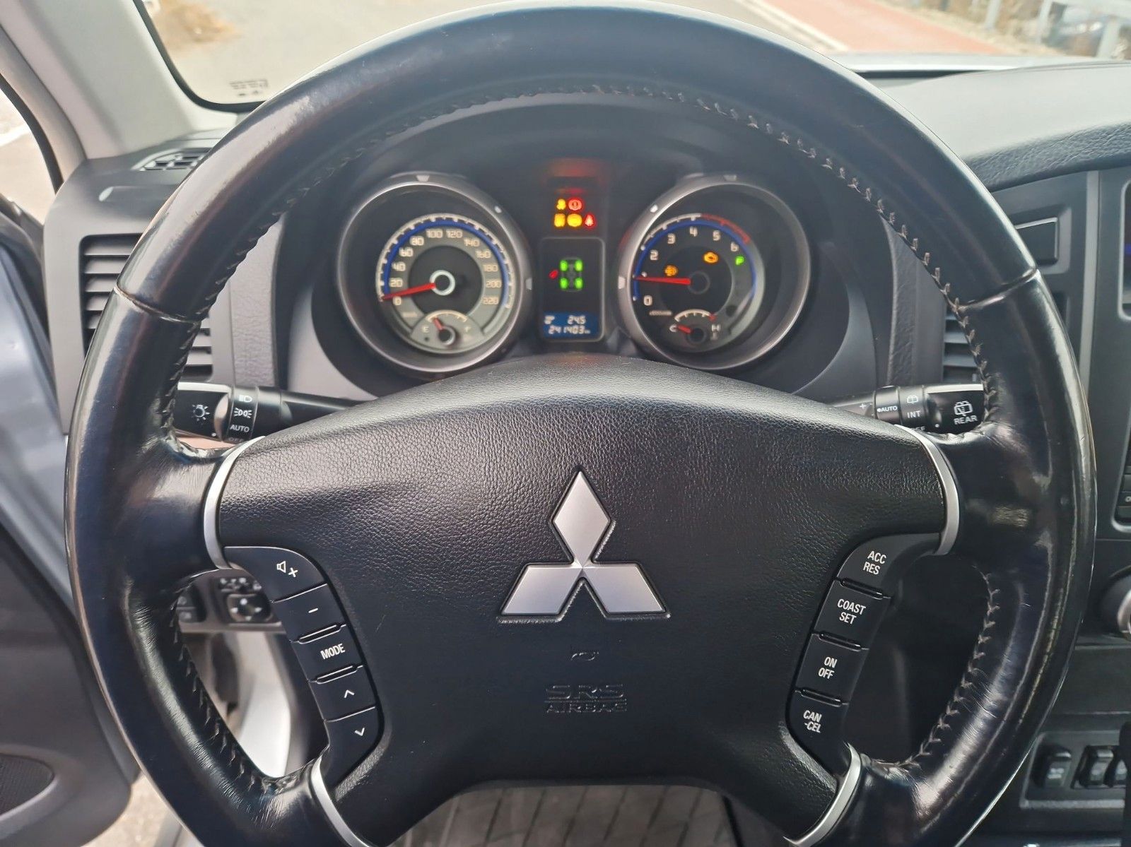 Fahrzeugabbildung Mitsubishi Pajero 3.2 DI-D Instyle ! LEDER ! NAVI ! AHK !