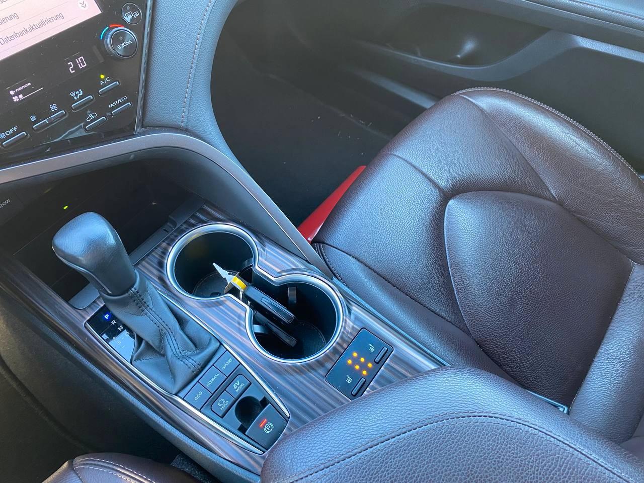 Toyota Camry Hybrid Executive Scheckheft 1.Hand