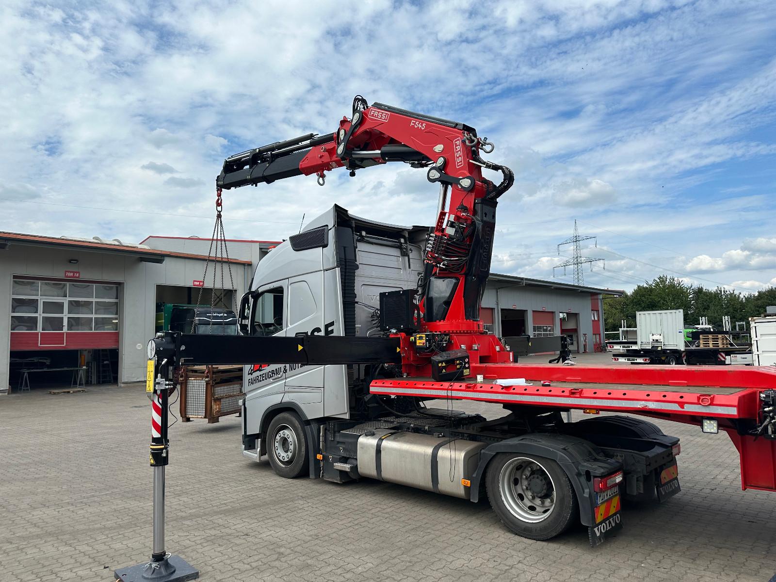 Andere Wiese Stufensattel Tieflader mit Kran Fassi F545