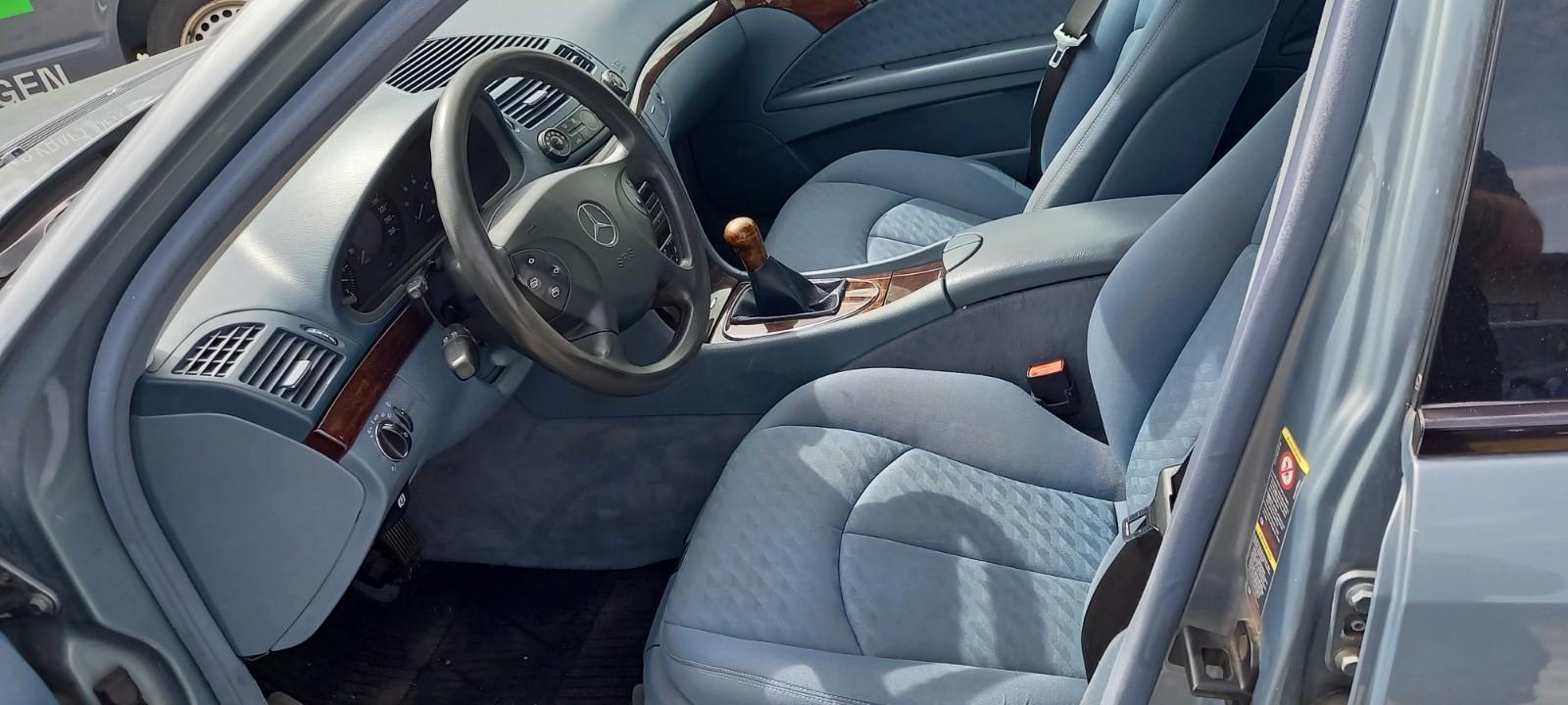 Mercedes-Benz E220 2004 — photo 13