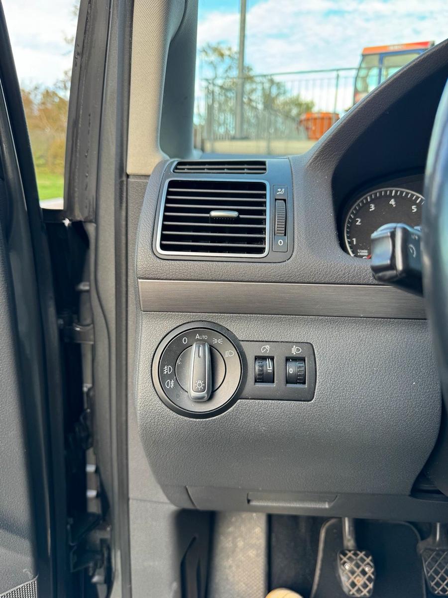 Volkswagen Touran 2010 — photo 9