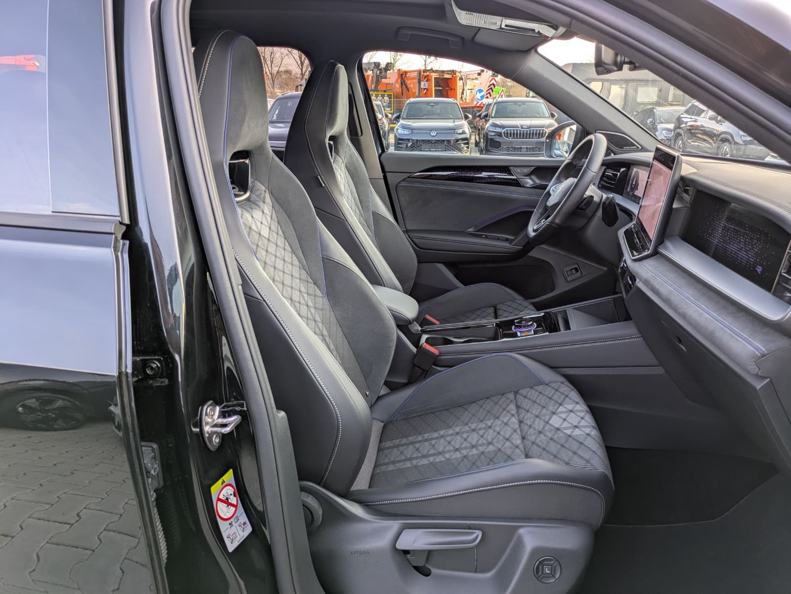 Fahrzeugabbildung Volkswagen Tayron 2.0 TDI 4M R-Line BLACK*7Si*MATRIX*PANO