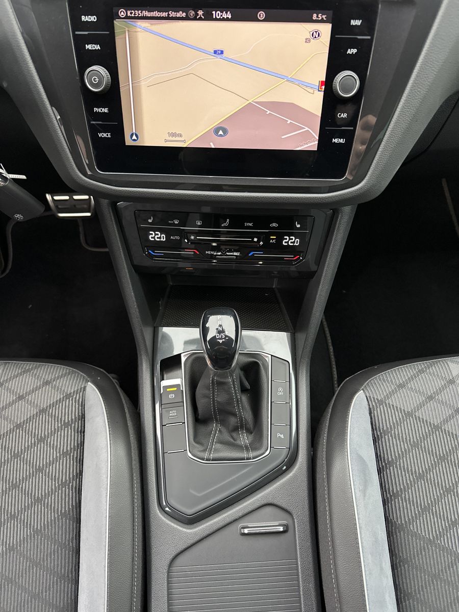 Fahrzeugabbildung Volkswagen Tiguan 2.0 TDI DSG R-Line NAV+LED+AHK+VCOCK+ACC
