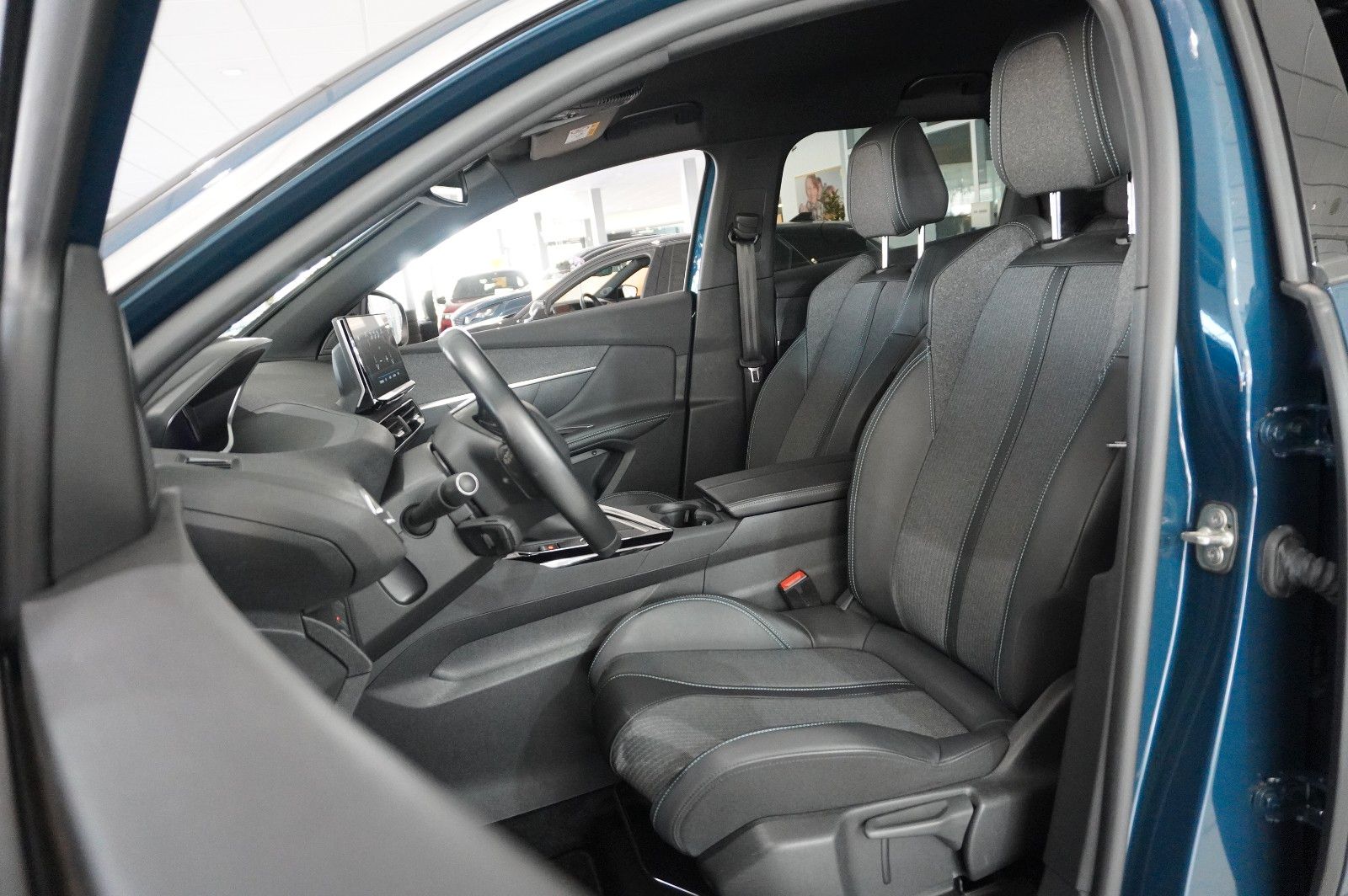 Fahrzeugabbildung Peugeot 3008 1.2T ALLURE PACK NAVI/LED/KAMERA/SPORT/DAB+