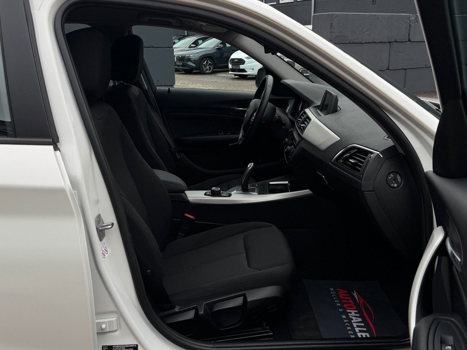 Fahrzeugabbildung BMW 118i Advantage Tempomat BLT PDC LED SHZ AHK