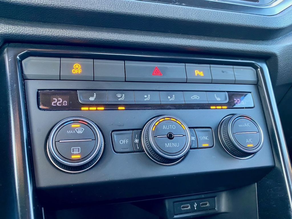 Fahrzeugabbildung Volkswagen T-Roc 1.0 TSI OPF AAC SHZ CARPLAY PDC ALU