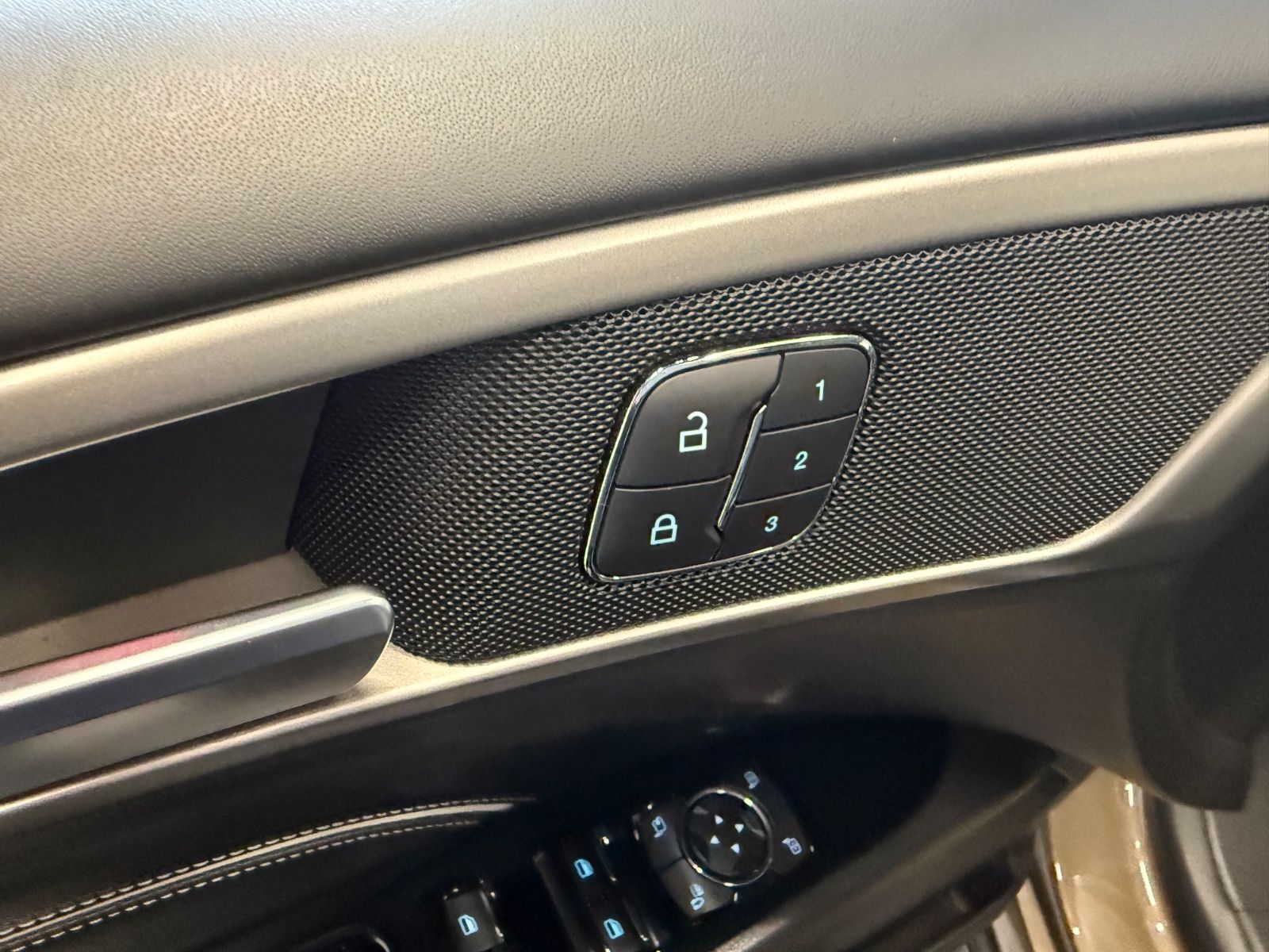 Fahrzeugabbildung Ford Mondeo Turnier Vignale, Navi, Business-Paket