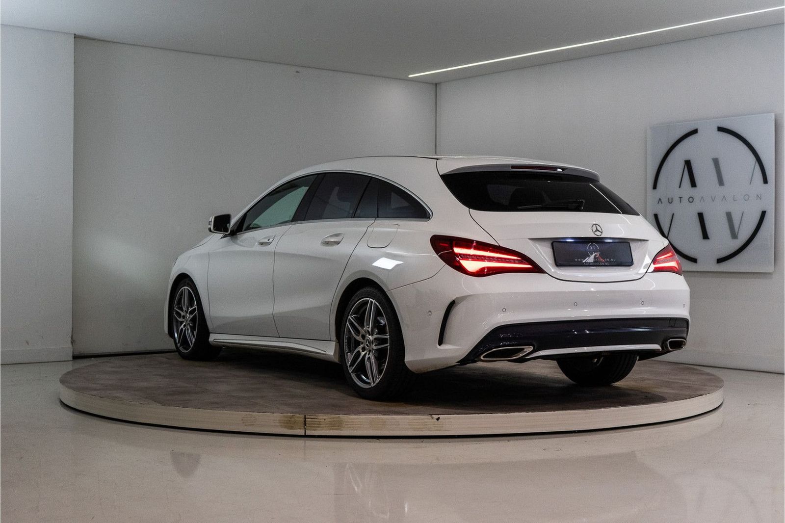 Mercedes-Benz CLA 180 Shooting Brake AMG 123PK | LED | Stoelve imagem 2