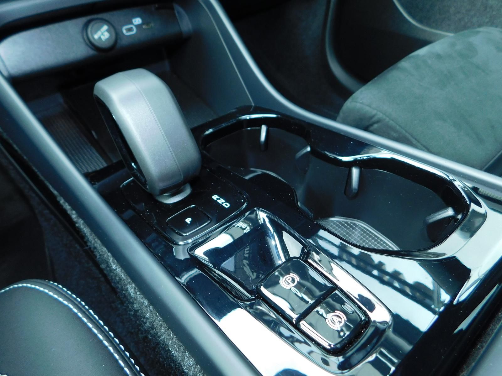 Fahrzeugabbildung Volvo XC40 B3 Ultra Black Editon "Glasdach,360°Cam"