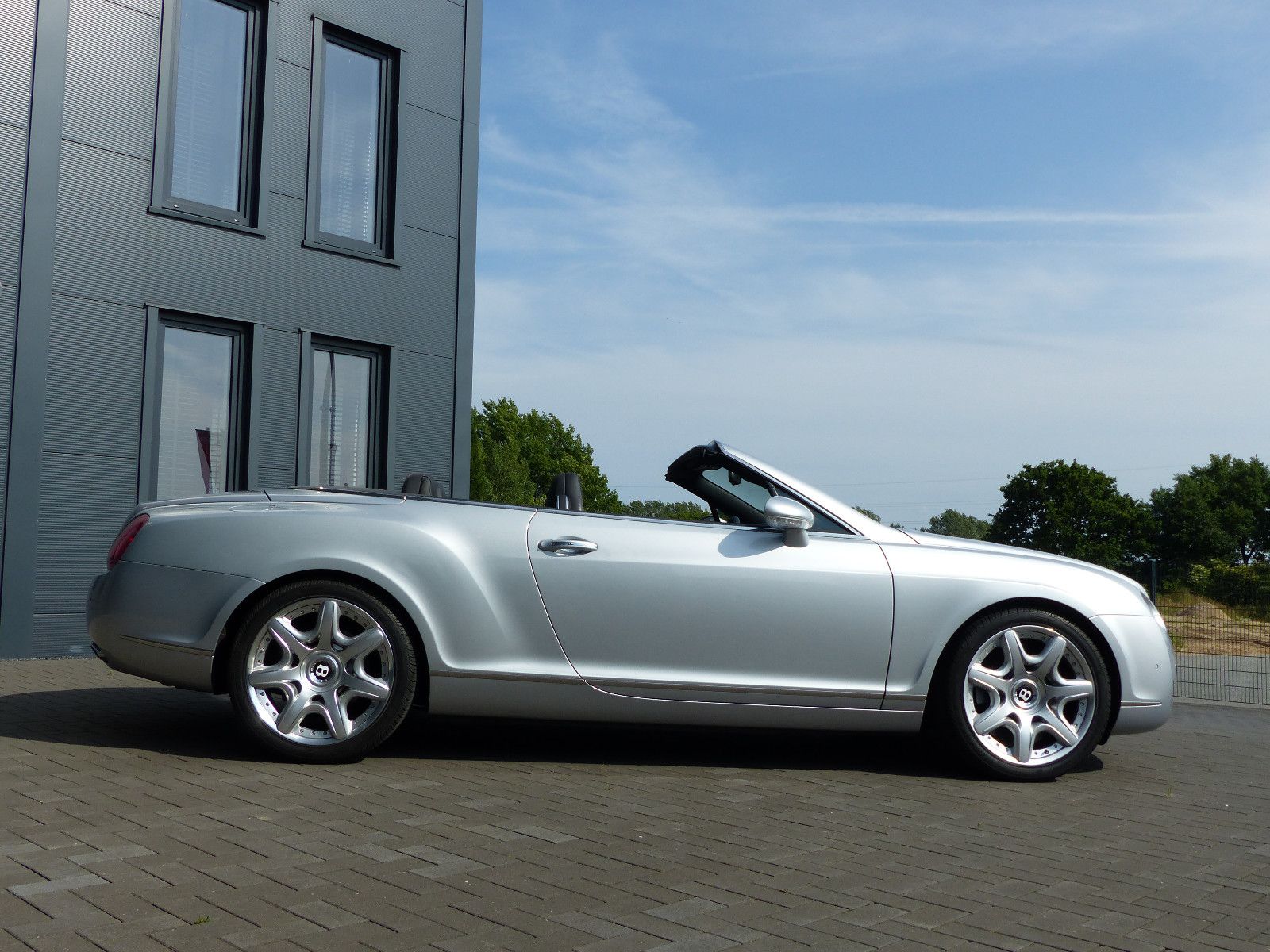 Fahrzeugabbildung Bentley Continental GTC W 12 Mulliner