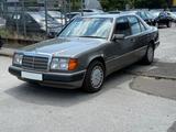 Mercedes-Benz E 200 AUTOMATIK OLDTIMER 2.HAND RENTNER FAHRZEUG - Mercedes-Benz E 200 aus 1992
