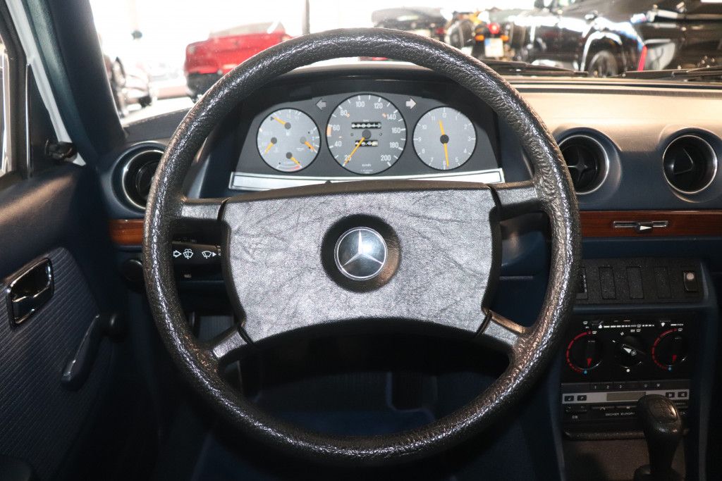 Fahrzeugabbildung Mercedes-Benz 200 Oldtimer H-Kennzeichen Traumzustand Note 2+