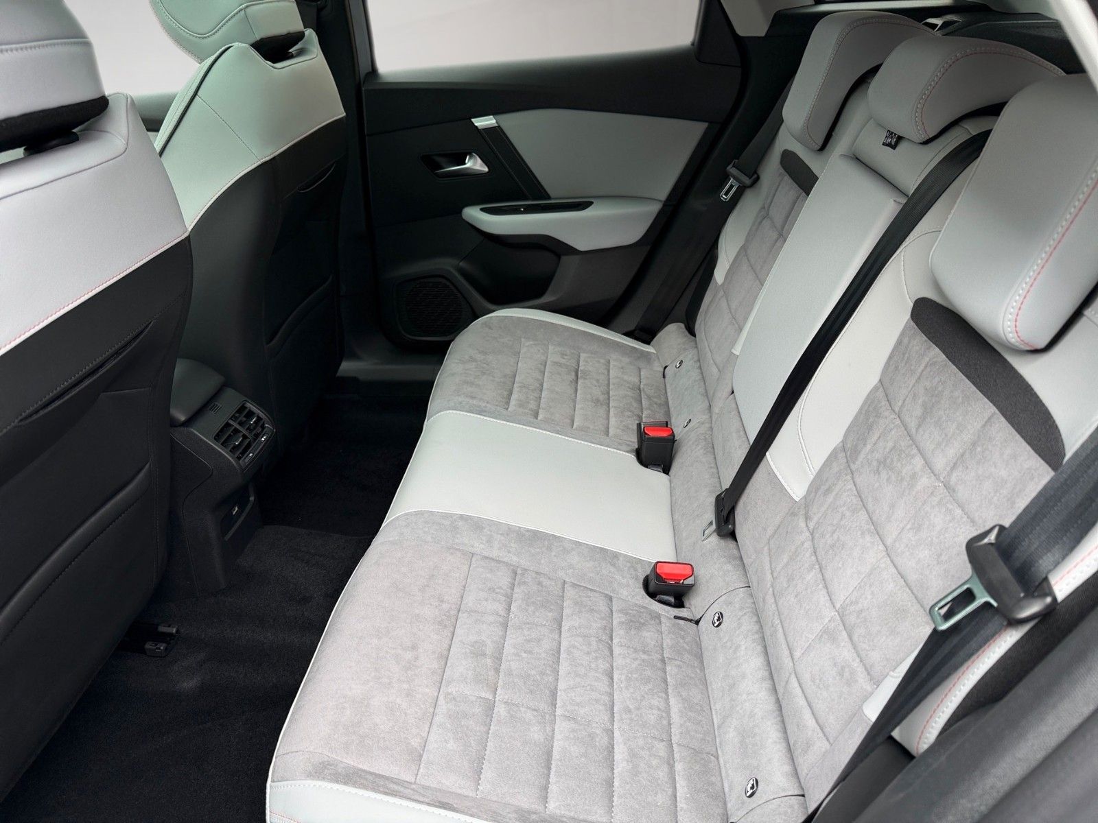 Fahrzeugabbildung Citroën C4 Hybrid 145 MAX - Vollausstattung*Massage*ACC