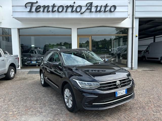 Volkswagen Tiguan - 1