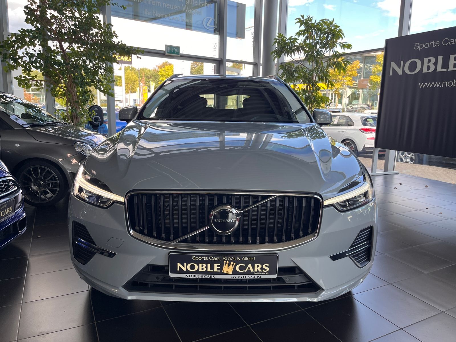 Fahrzeugabbildung Volvo XC60 Core 2WD STNDHZ LED NAV SHZ 19"