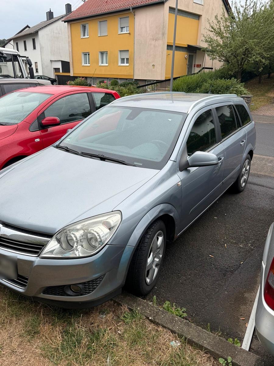 Opel Astra 2007 — rear view