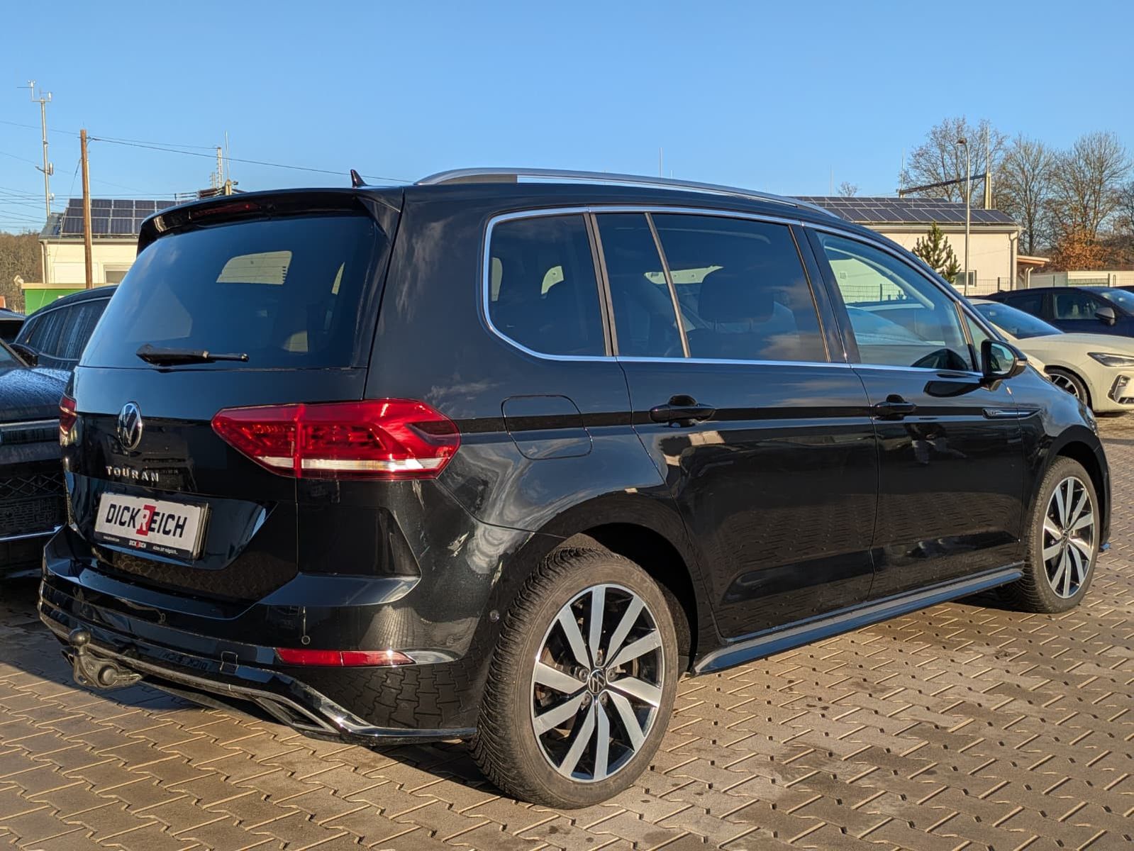 Fahrzeugabbildung Volkswagen Touran 2.0 DSG R-Line High. Pano 7-Si IQ.Dri AHK
