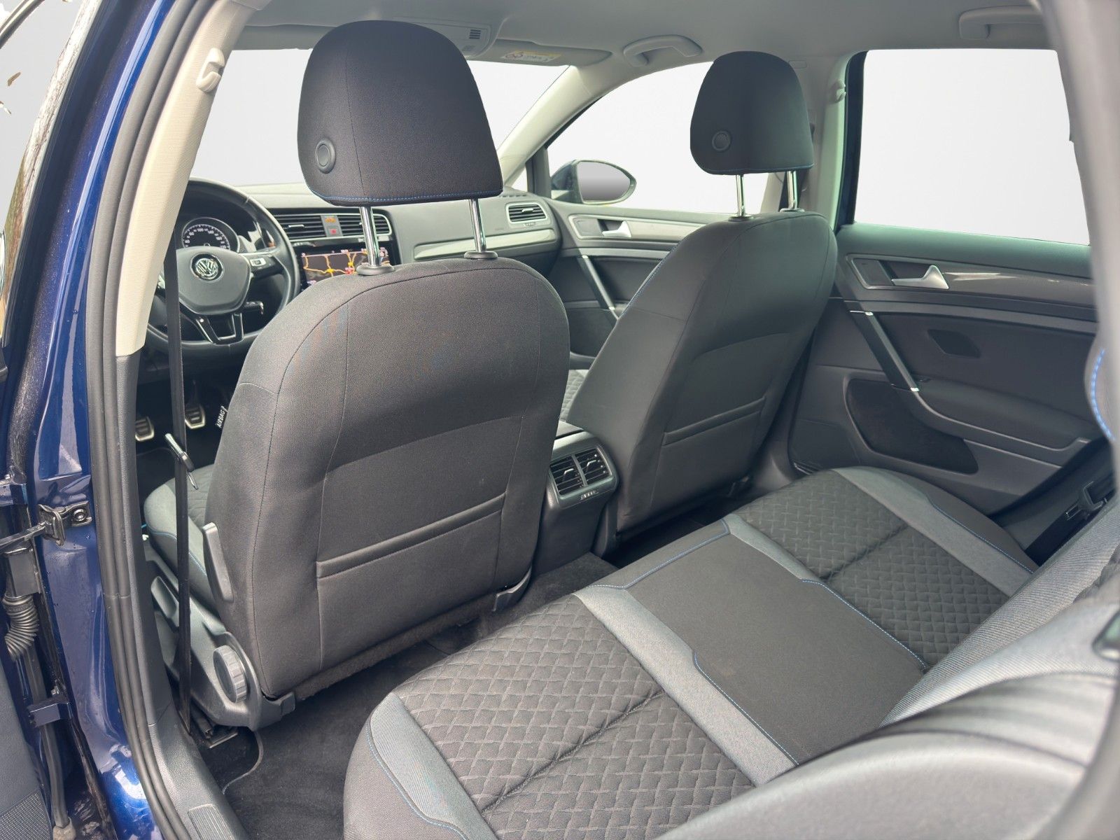 Fahrzeugabbildung Volkswagen GOLF VII 1.0TSI JOIN NAVI APP KAM SHZ MFL DAB