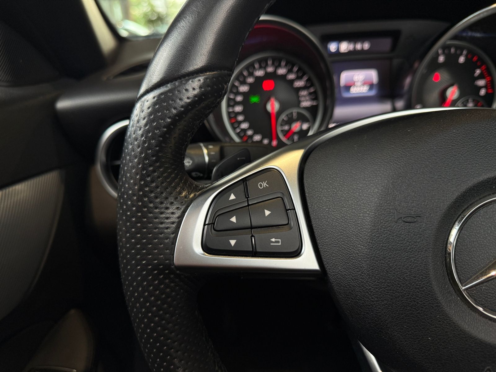 Fahrzeugabbildung Mercedes-Benz SLC 200 AIRSCARF LED NAVI