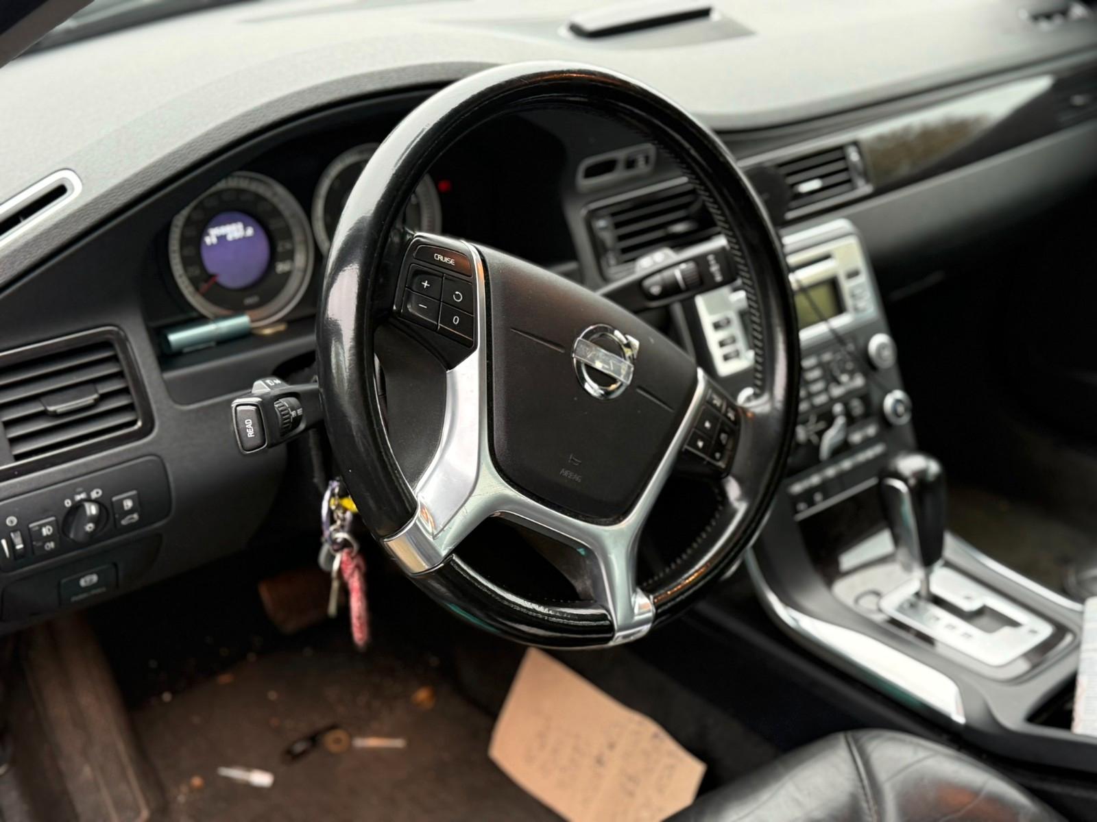 Volvo V70 2011 — photo 24