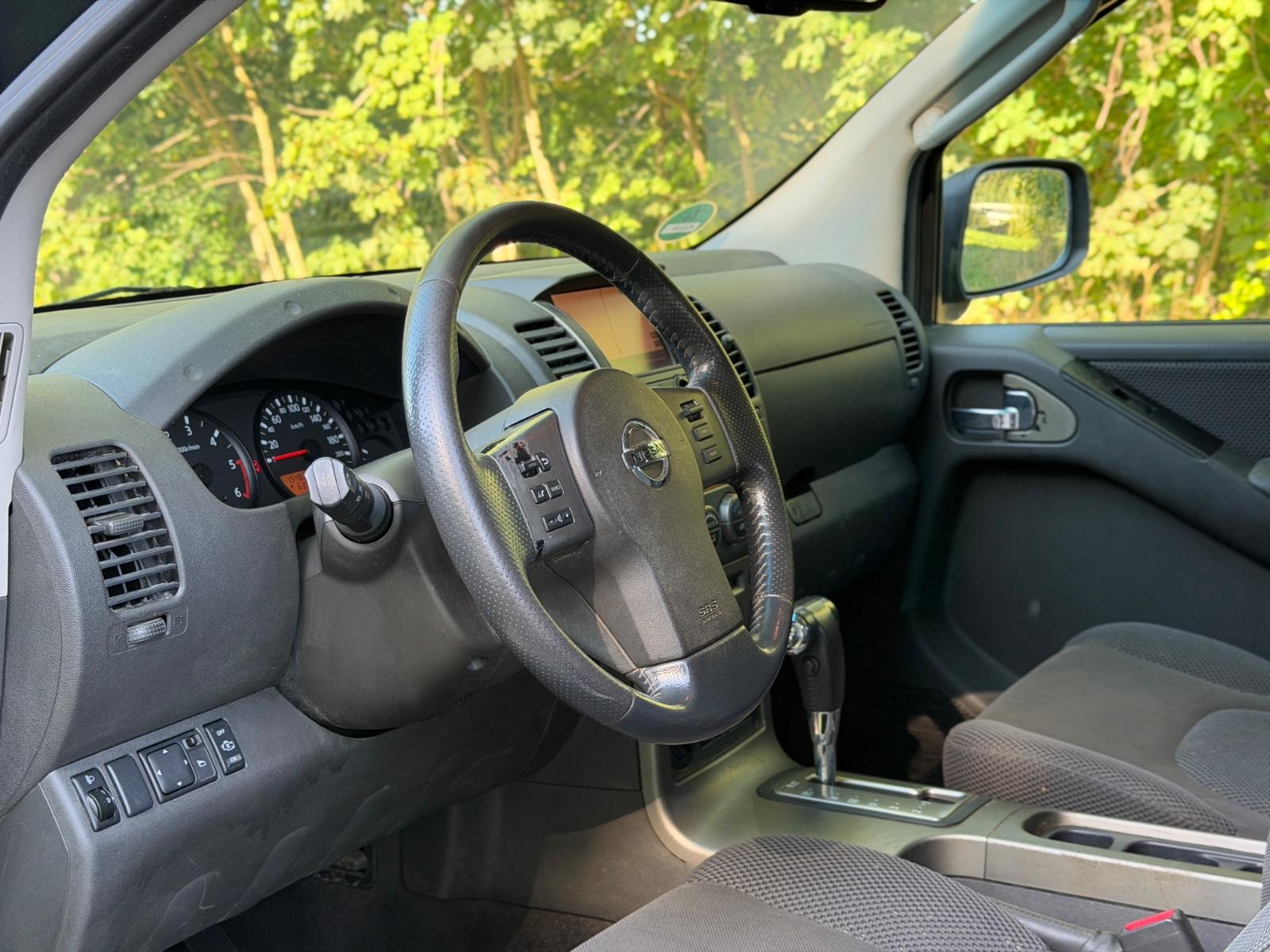 Nissan Navara D40 Double Cab 2.5 dCi 171 ch • BVA • 4x4 • Toit Ouvrant • Sièges chauffants