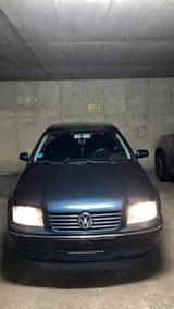 Volkswagen Bora 1.6 Auto Basis Basis - blaue Volkswagen Bora