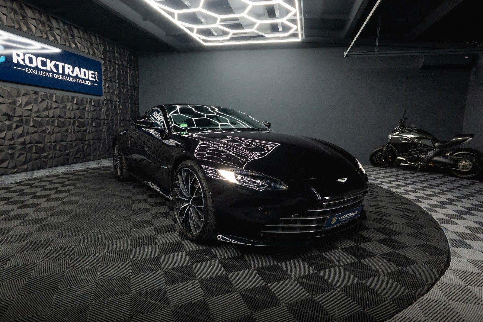 Fahrzeugabbildung Aston Martin V8 Vantage 4.0 V8 DB11 Coupe *1.Hand*360*Memory*